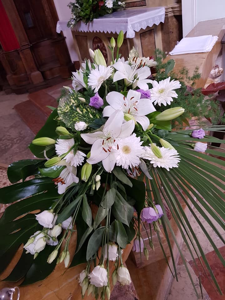 01 Allestimento Matrimonio Composizione Balaustra Gerbere Bianche Lilium Lisianthus Viola e Bianchi Fioreria Bruseghini Besenello Trento